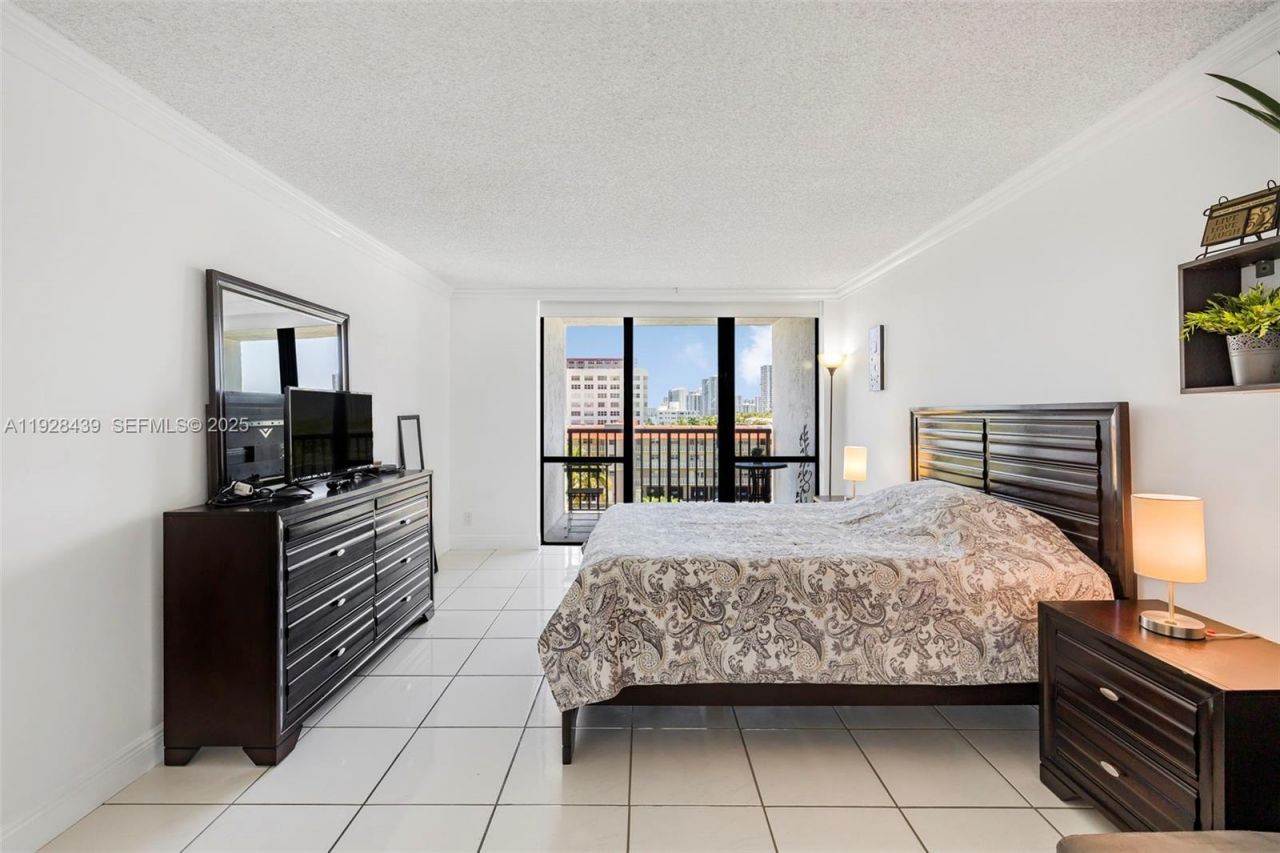 2017 S Ocean Dr, Unit 606, Hallandale Beach, FL 33009 Photo