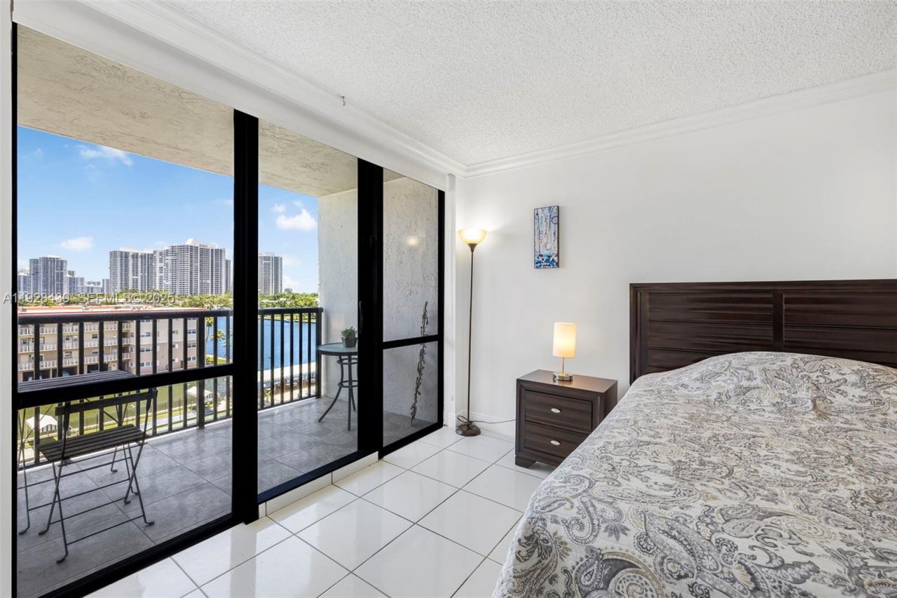2017 S Ocean Dr, Unit 606, Hallandale Beach, FL 33009 Photo
