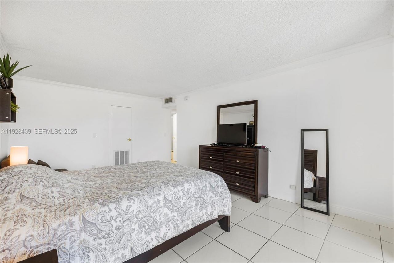 2017 S Ocean Dr, Unit 606, Hallandale Beach, FL 33009 Photo