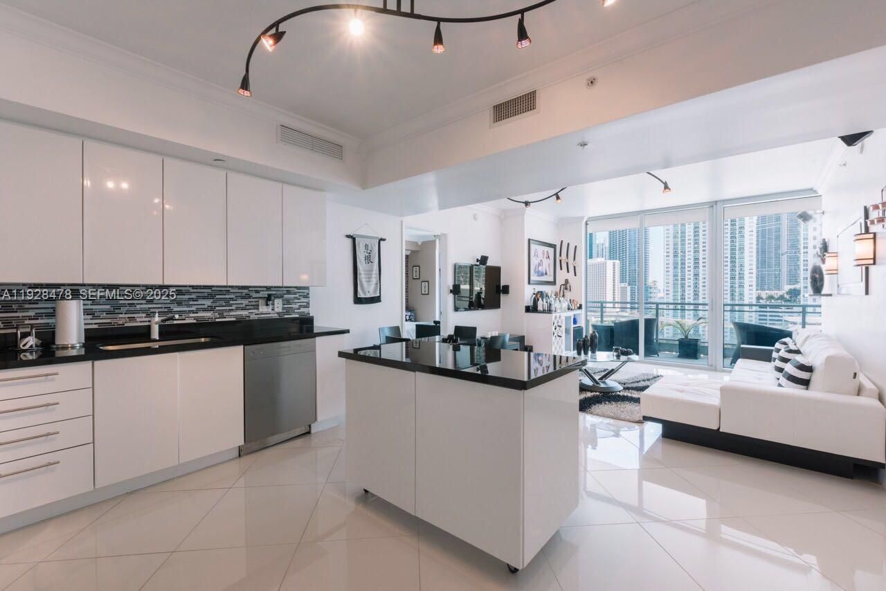 92 SW 3rd St, Unit 1512, Miami, FL 33130 Photo