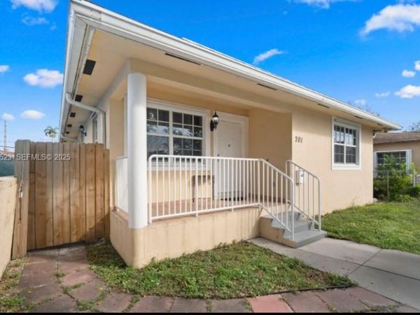 701 NE 6th St, Hallandale Beach, FL 33009