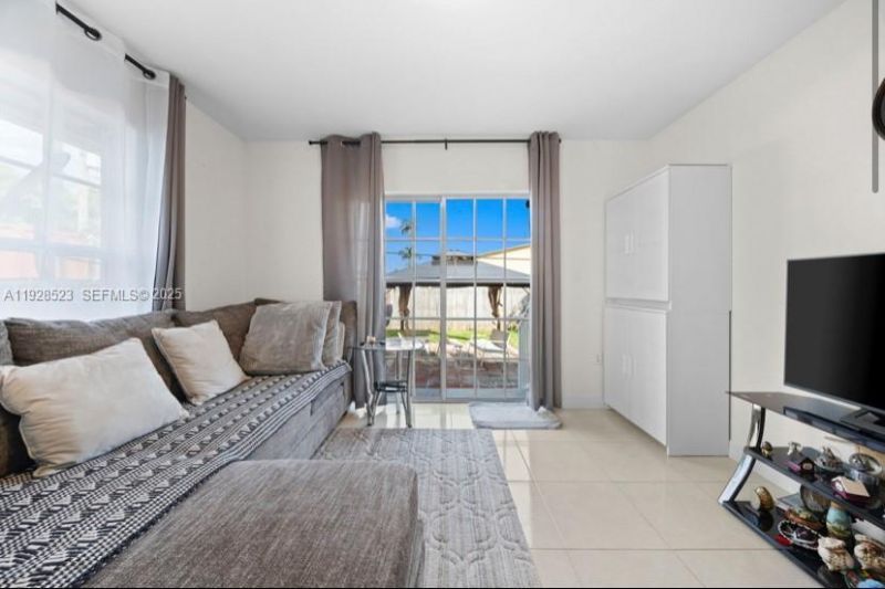 701 NE 6th St, Hallandale Beach, FL 33009 Photo