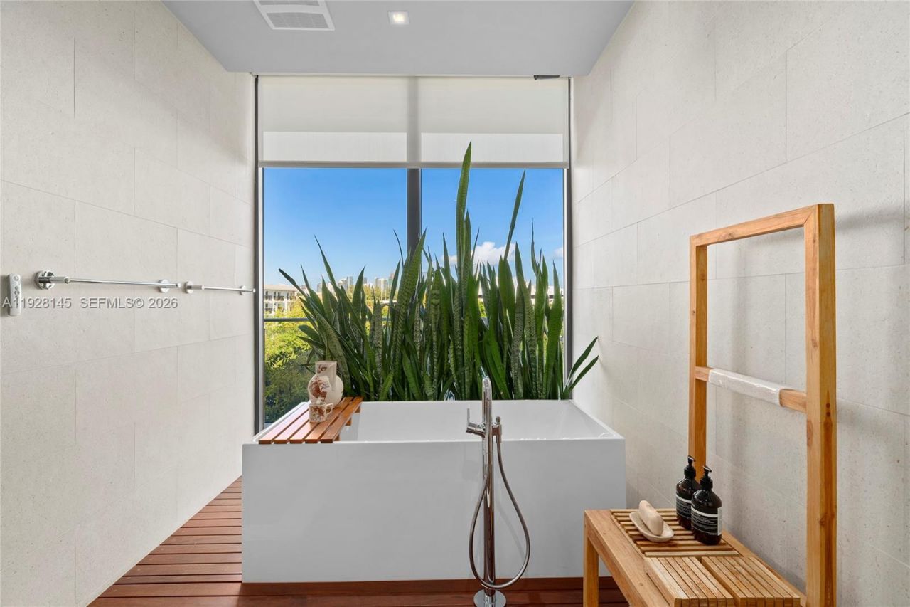 3581 E Glencoe St, Unit 403, Miami, FL 33133 Photo