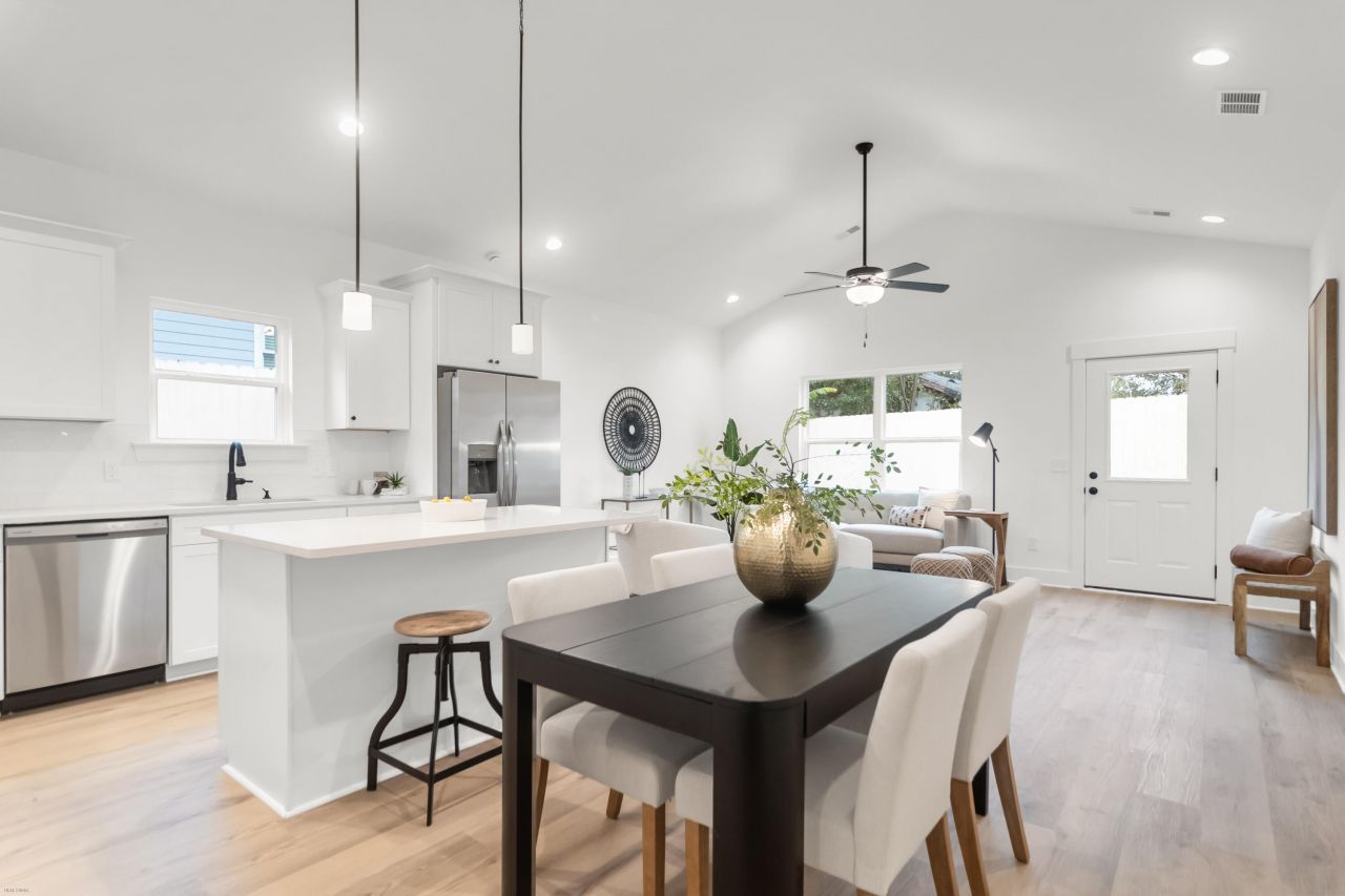 2304 Delano Street Photo 11