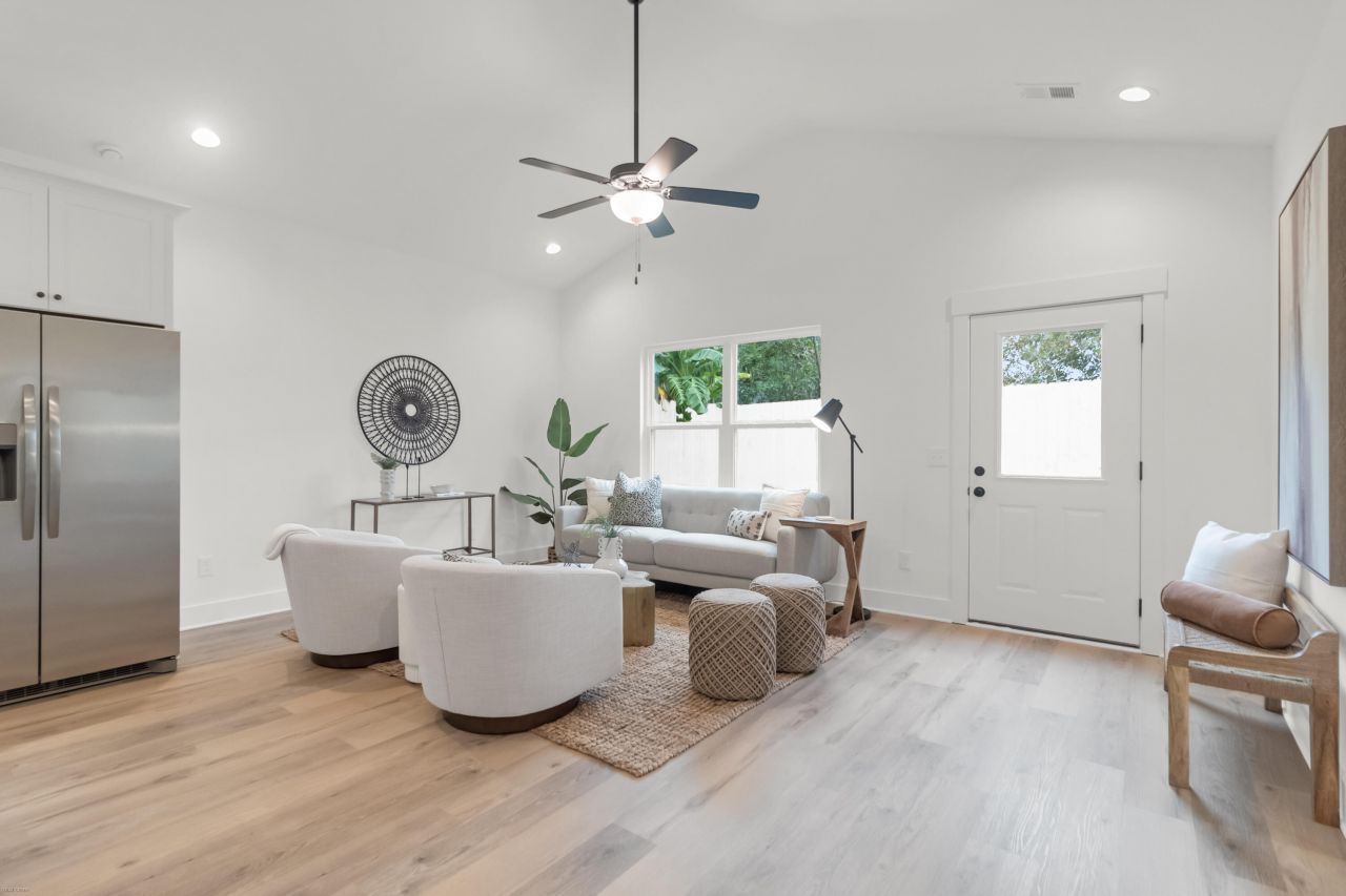 2304 Delano Street Photo 16