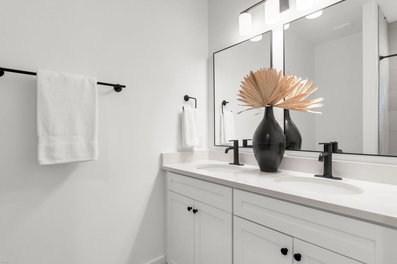 2304 Delano Street Photo 8