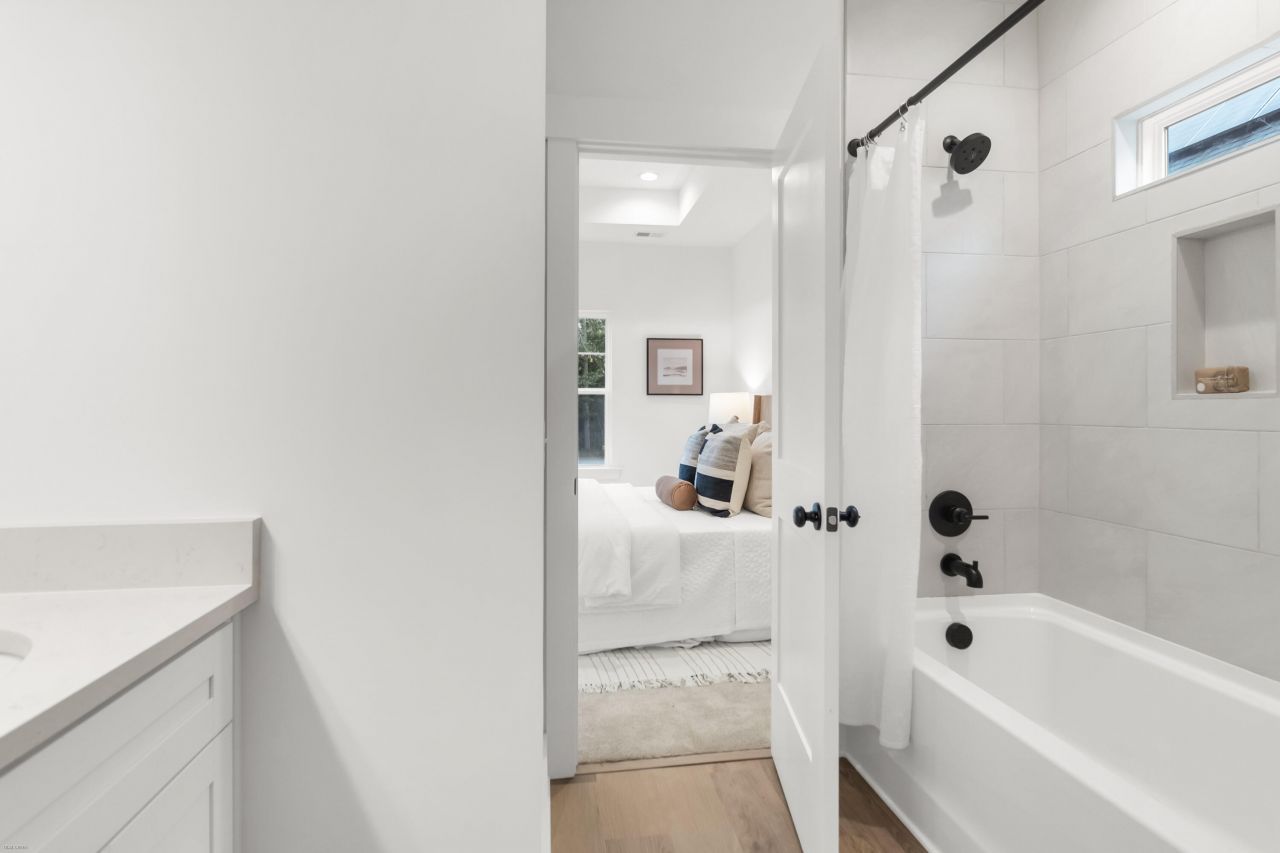 2304 Delano Street Photo 9