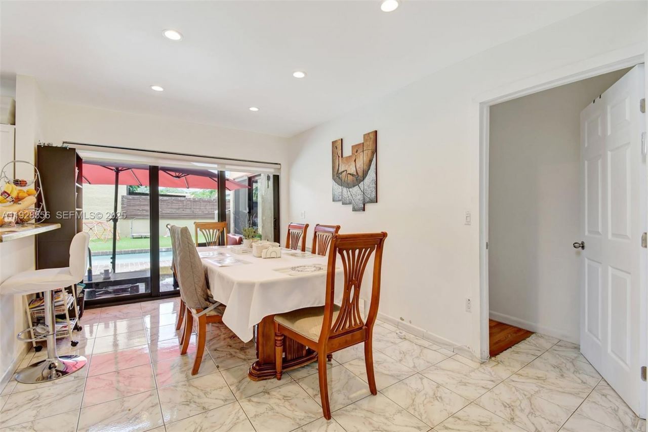 1057 NE 202nd Ln, Miami, FL 33179 Photo