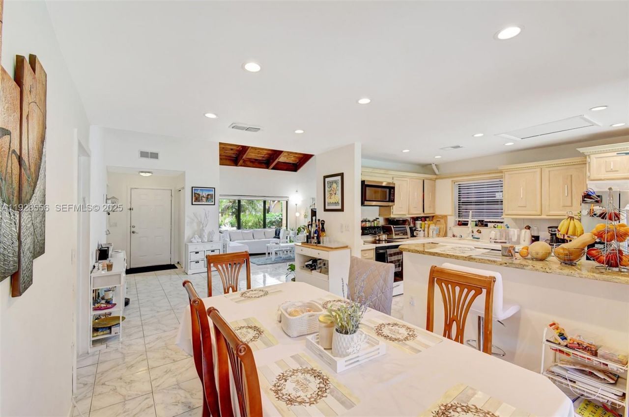 1057 NE 202nd Ln, Miami, FL 33179 Photo