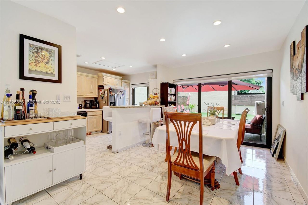 1057 NE 202nd Ln, Miami, FL 33179 Photo