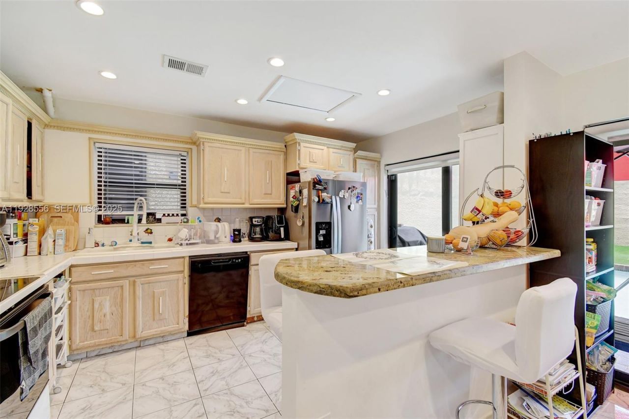 1057 NE 202nd Ln, Miami, FL 33179 Photo