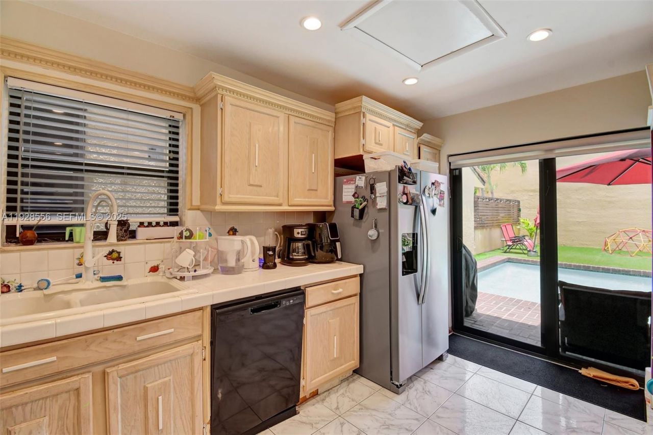 1057 NE 202nd Ln, Miami, FL 33179 Photo