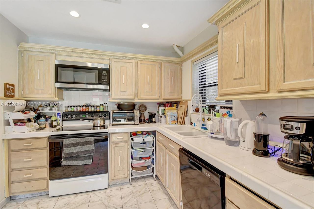 1057 NE 202nd Ln, Miami, FL 33179 Photo