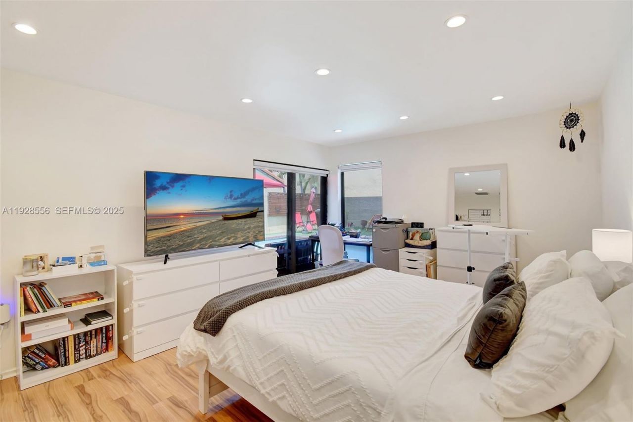 1057 NE 202nd Ln, Miami, FL 33179 Photo