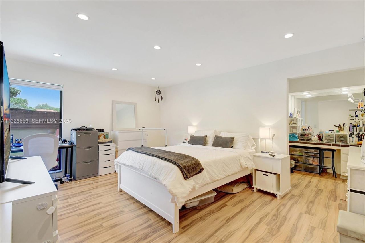 1057 NE 202nd Ln, Miami, FL 33179 Photo