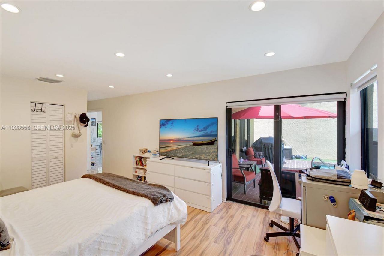 1057 NE 202nd Ln, Miami, FL 33179 Photo