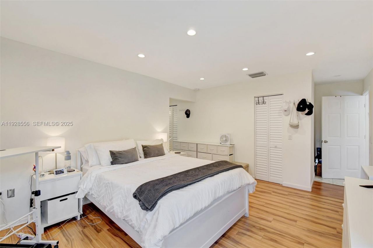 1057 NE 202nd Ln, Miami, FL 33179 Photo