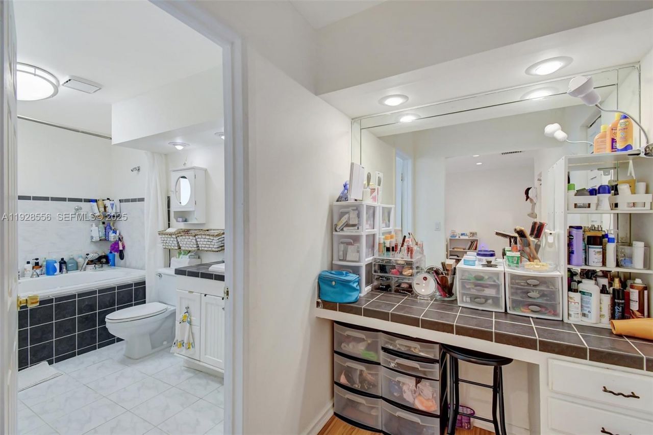 1057 NE 202nd Ln, Miami, FL 33179 Photo