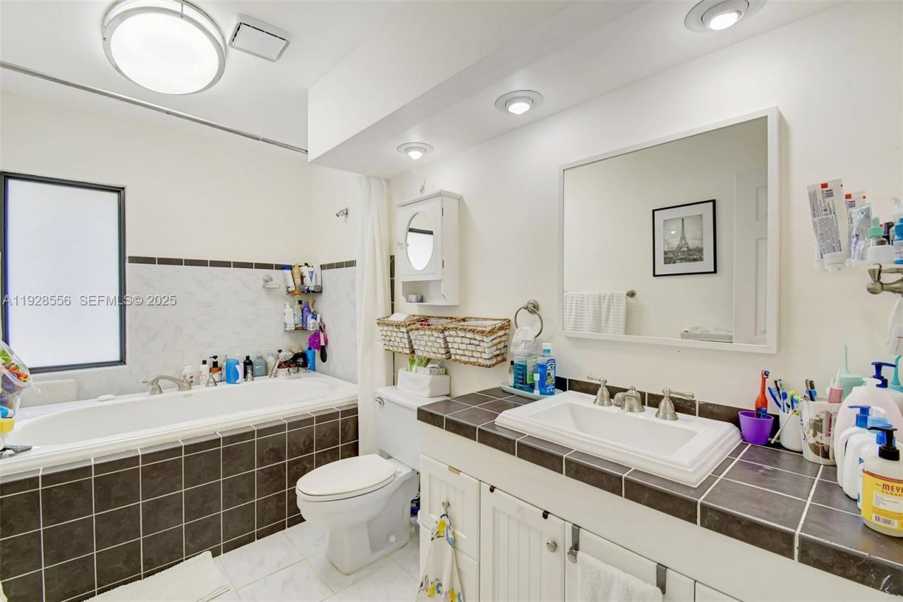 1057 NE 202nd Ln, Miami, FL 33179 Photo