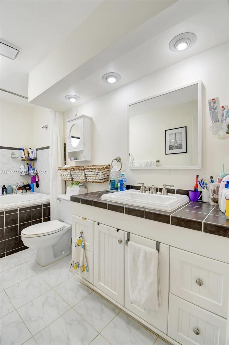 1057 NE 202nd Ln, Miami, FL 33179 Photo