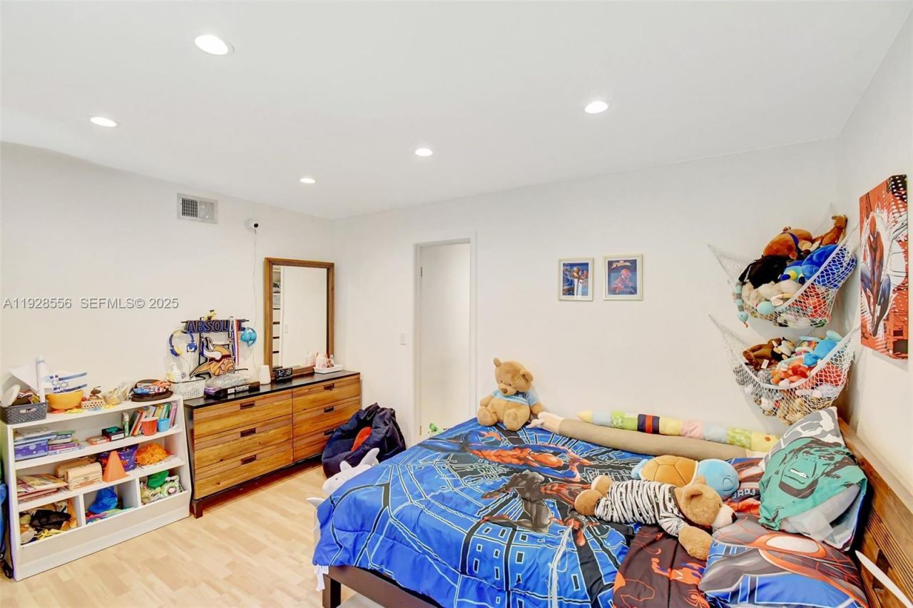 1057 NE 202nd Ln, Miami, FL 33179 Photo