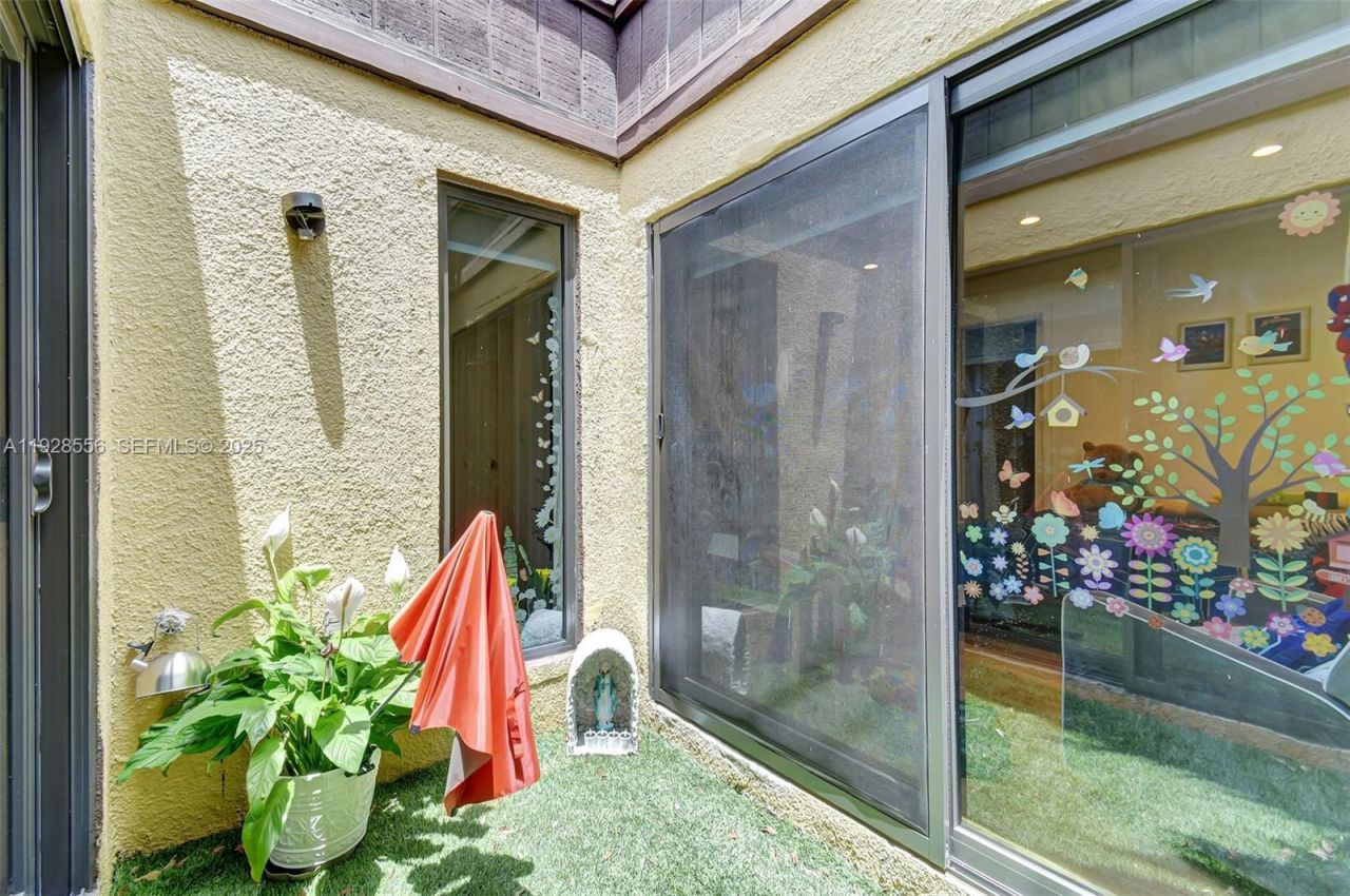 1057 NE 202nd Ln, Miami, FL 33179 Photo