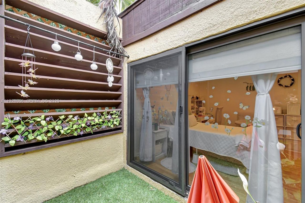 1057 NE 202nd Ln, Miami, FL 33179 Photo