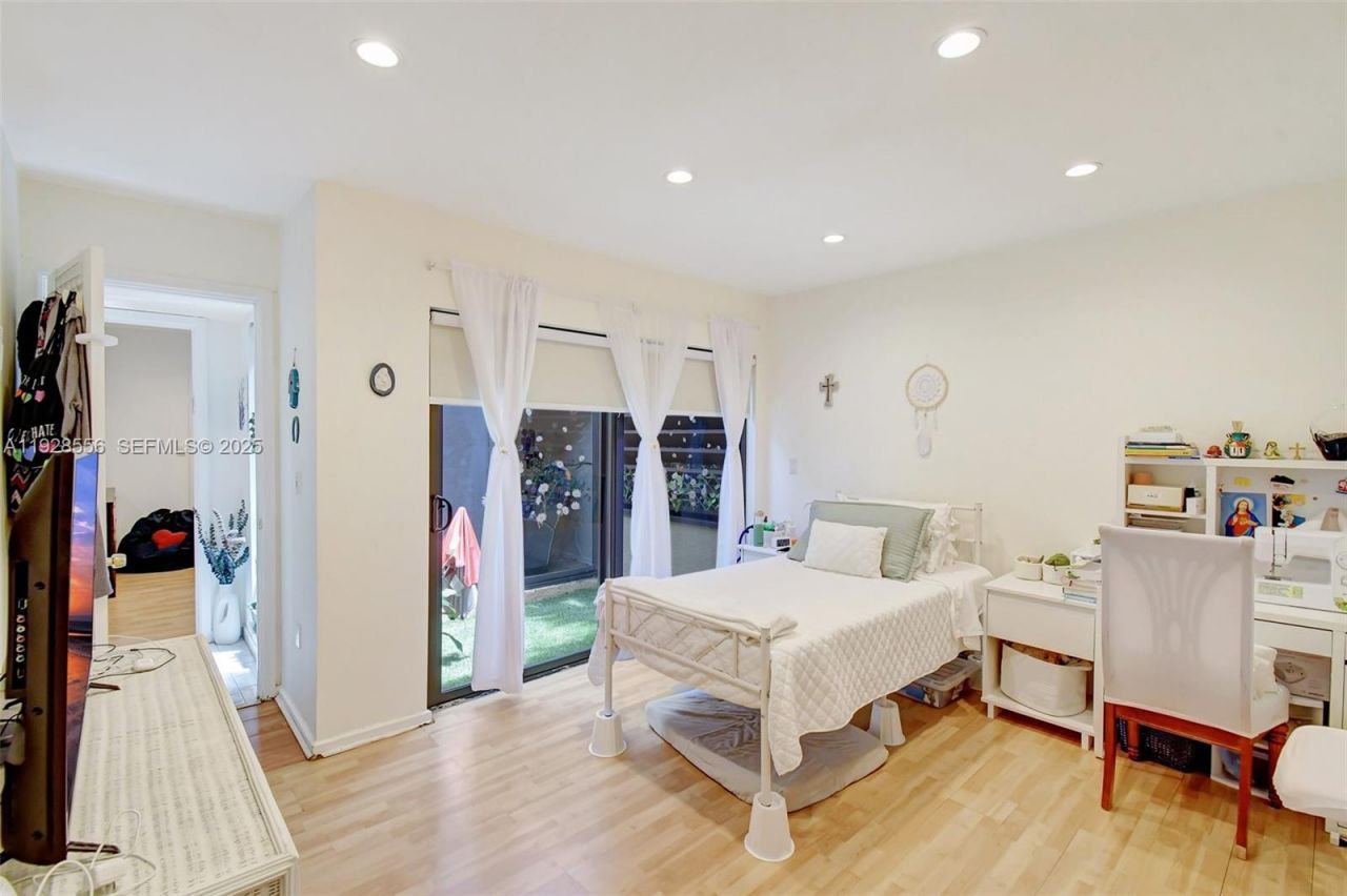 1057 NE 202nd Ln, Miami, FL 33179 Photo