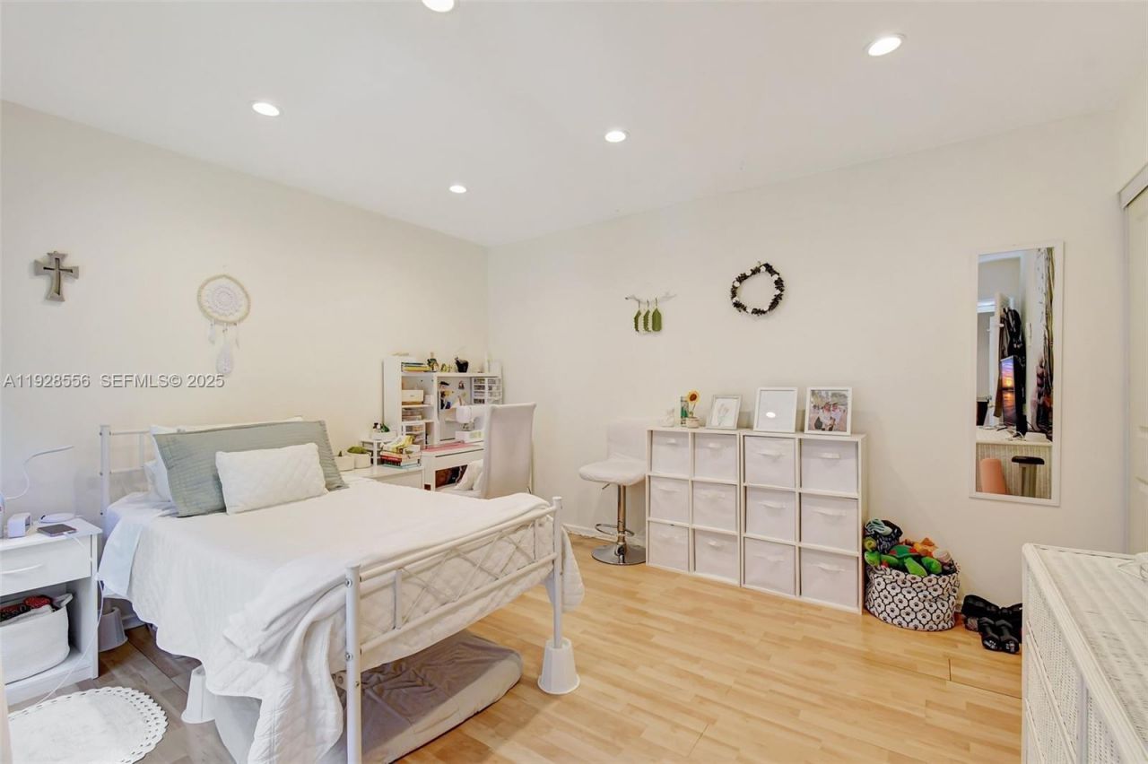 1057 NE 202nd Ln, Miami, FL 33179 Photo