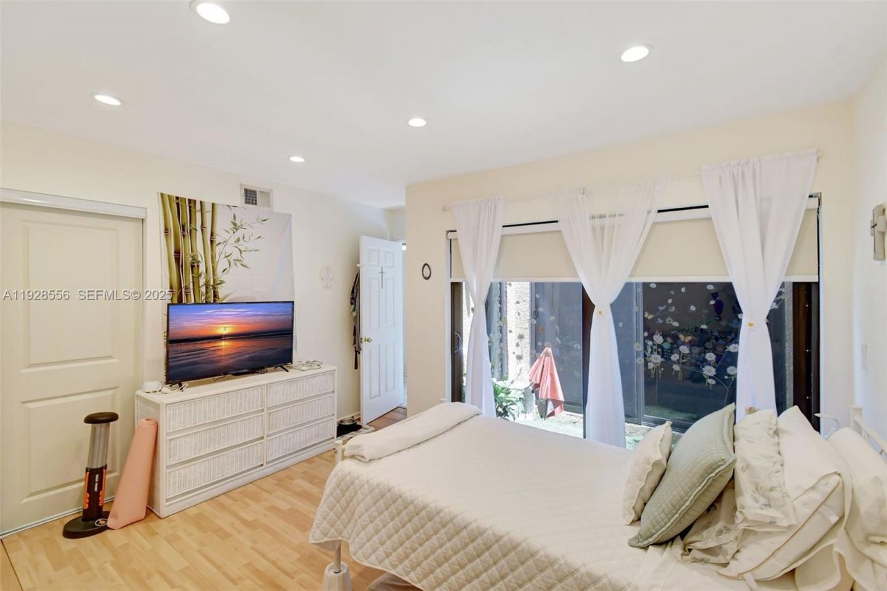 1057 NE 202nd Ln, Miami, FL 33179 Photo