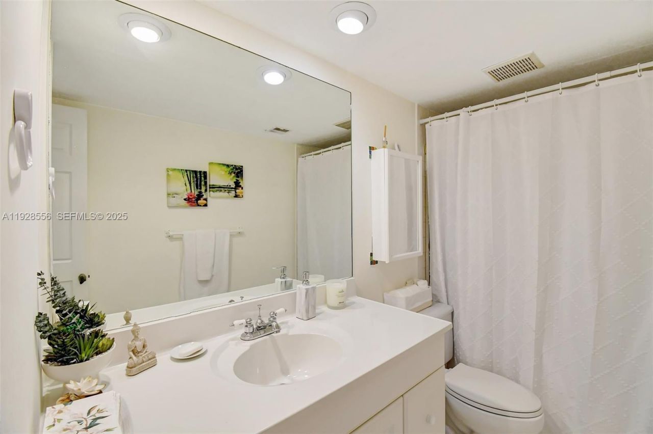 1057 NE 202nd Ln, Miami, FL 33179 Photo