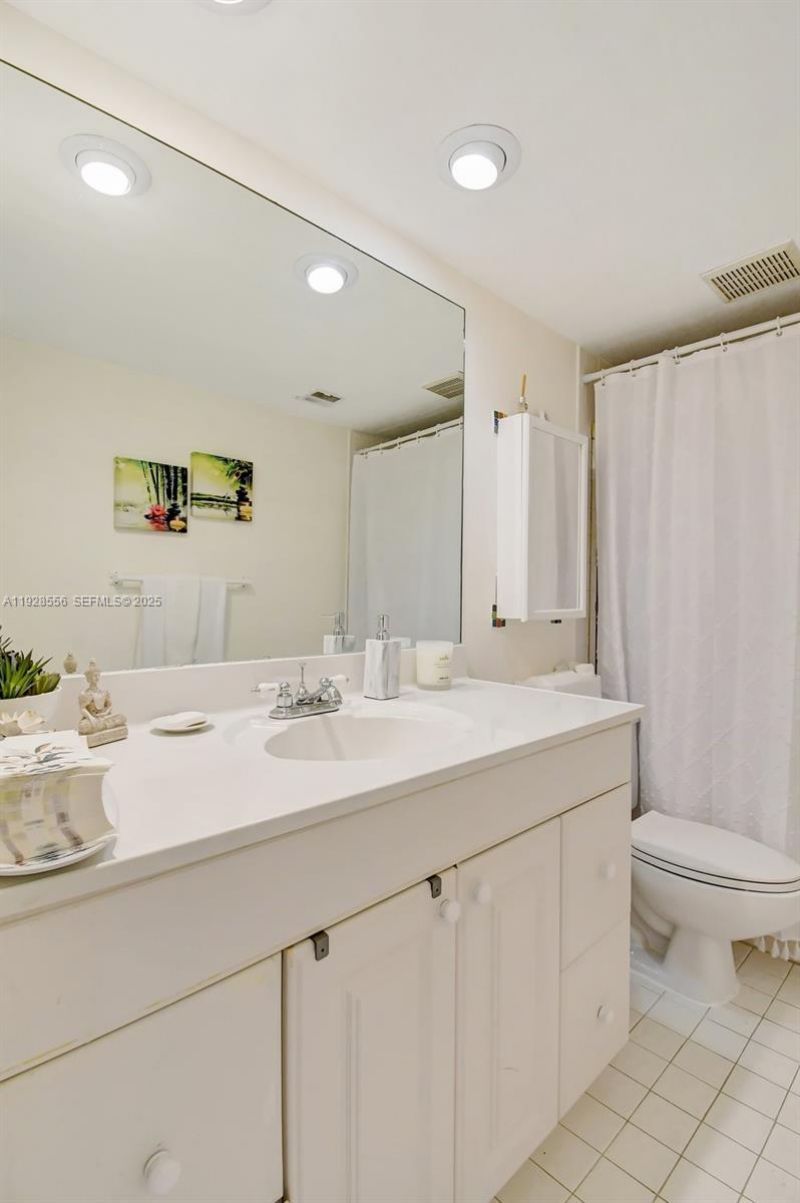 1057 NE 202nd Ln, Miami, FL 33179 Photo