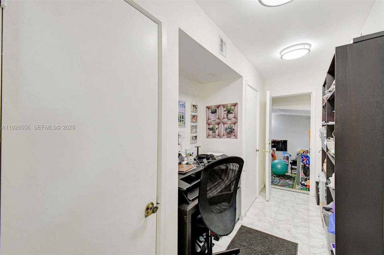 1057 NE 202nd Ln, Miami, FL 33179 Photo