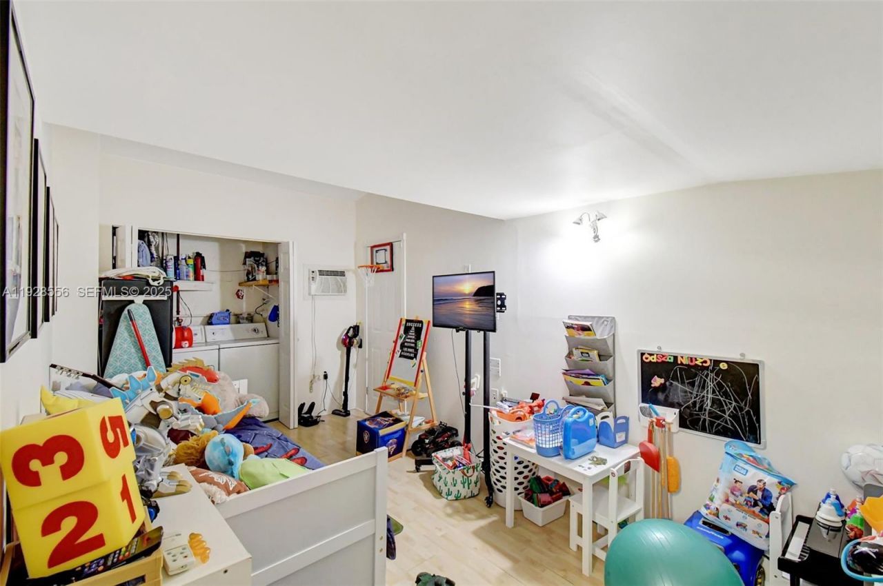 1057 NE 202nd Ln, Miami, FL 33179 Photo