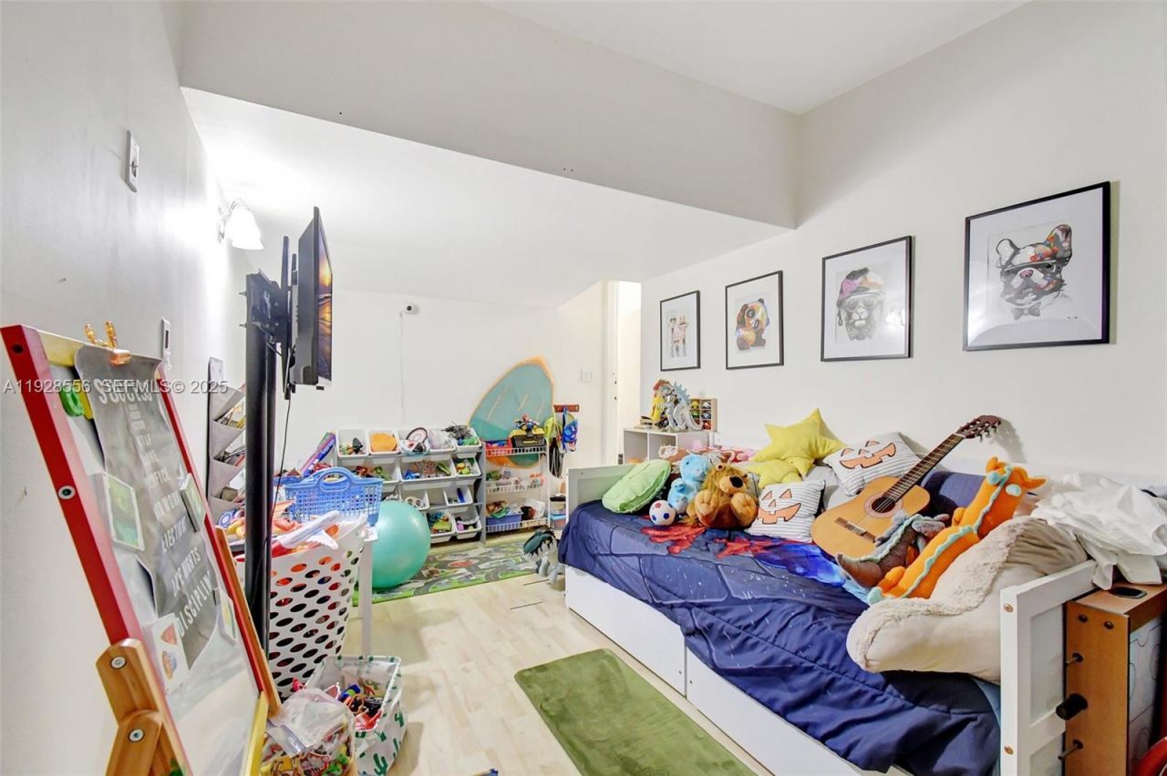 1057 NE 202nd Ln, Miami, FL 33179 Photo