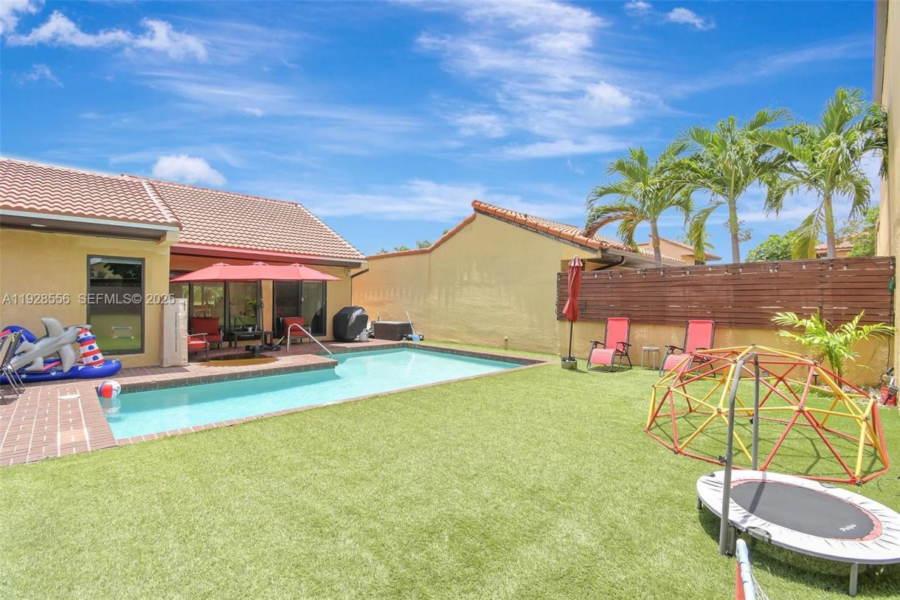 1057 NE 202nd Ln, Miami, FL 33179 Photo