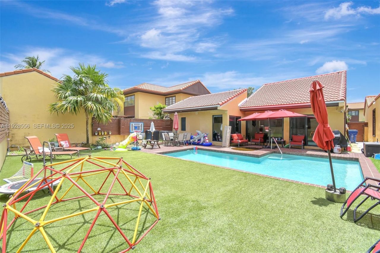 1057 NE 202nd Ln, Miami, FL 33179 Photo