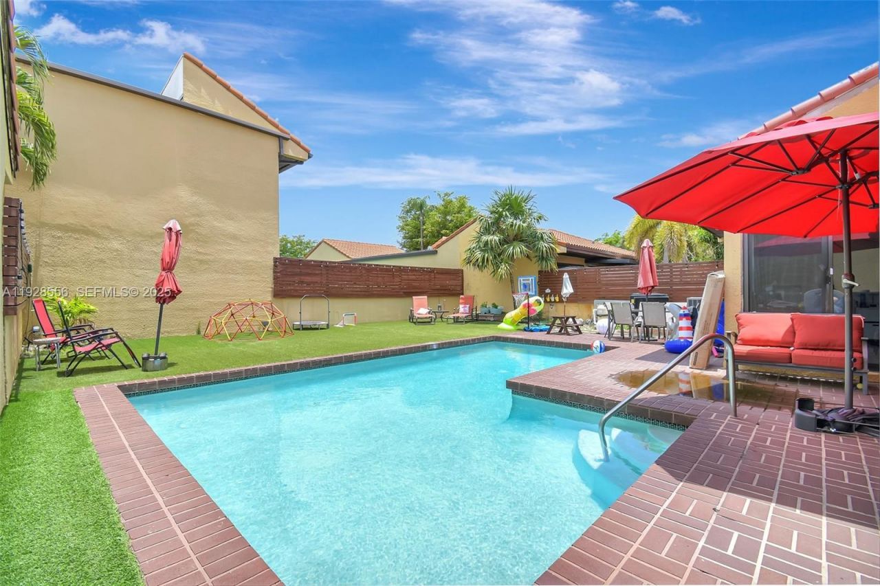 1057 NE 202nd Ln, Miami, FL 33179 Photo