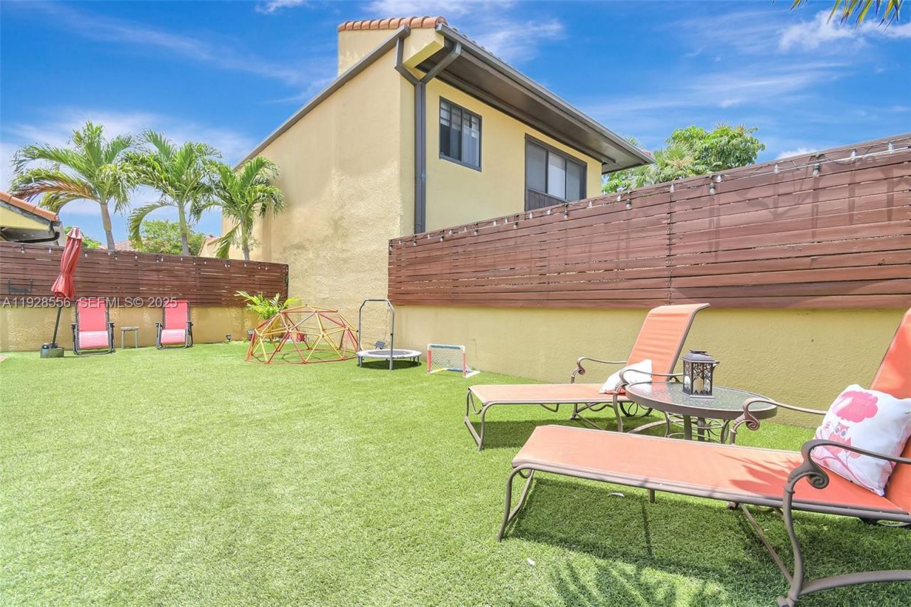 1057 NE 202nd Ln, Miami, FL 33179 Photo