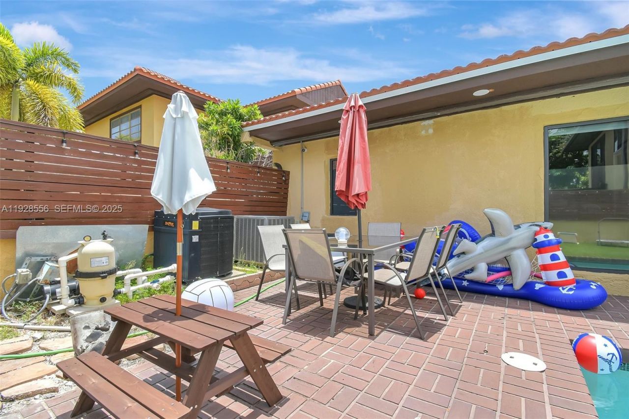 1057 NE 202nd Ln, Miami, FL 33179 Photo