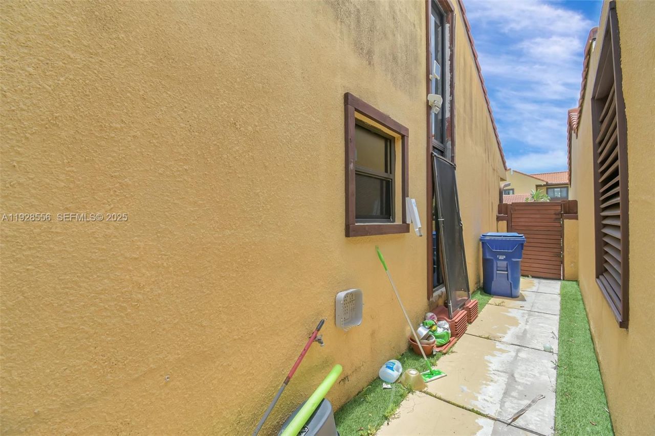 1057 NE 202nd Ln, Miami, FL 33179 Photo