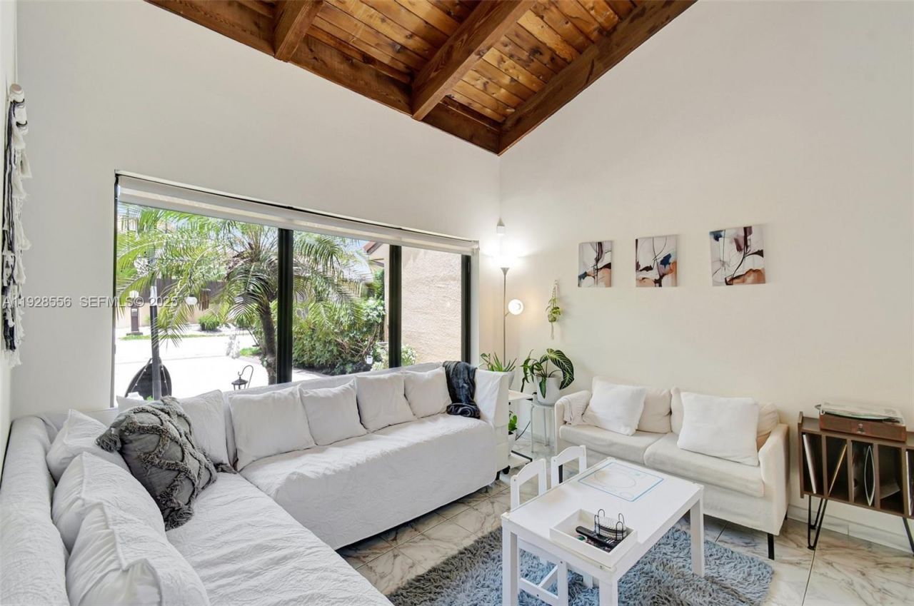 1057 NE 202nd Ln, Miami, FL 33179 Photo