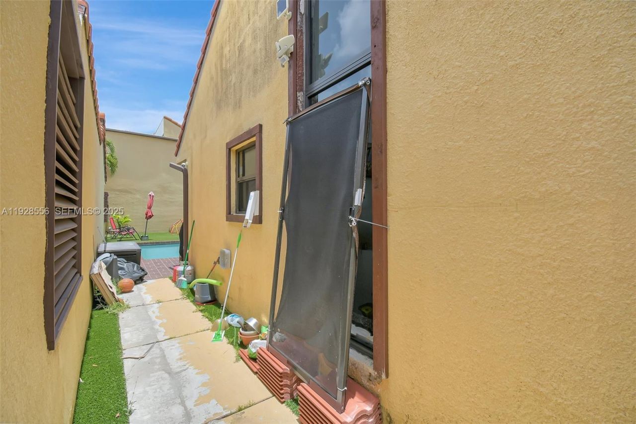 1057 NE 202nd Ln, Miami, FL 33179 Photo