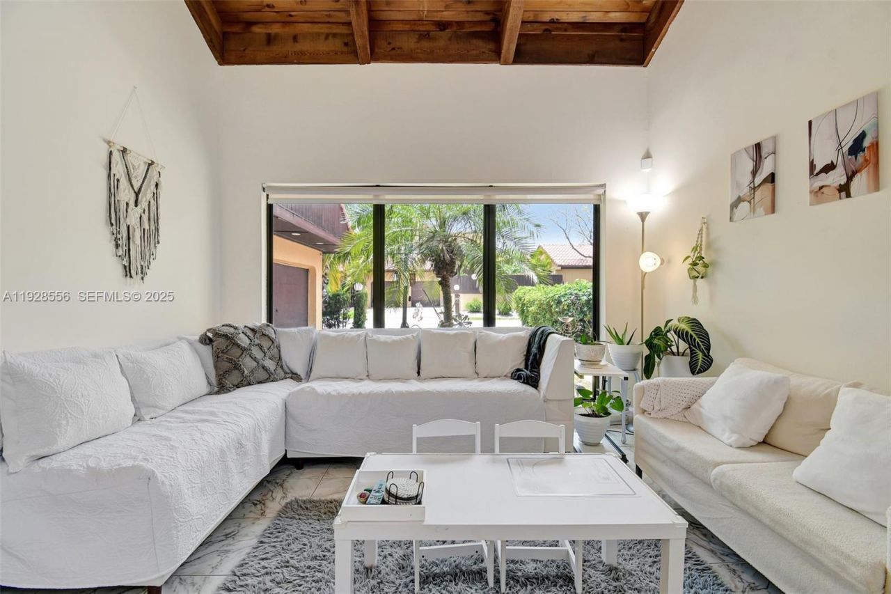 1057 NE 202nd Ln, Miami, FL 33179 Photo