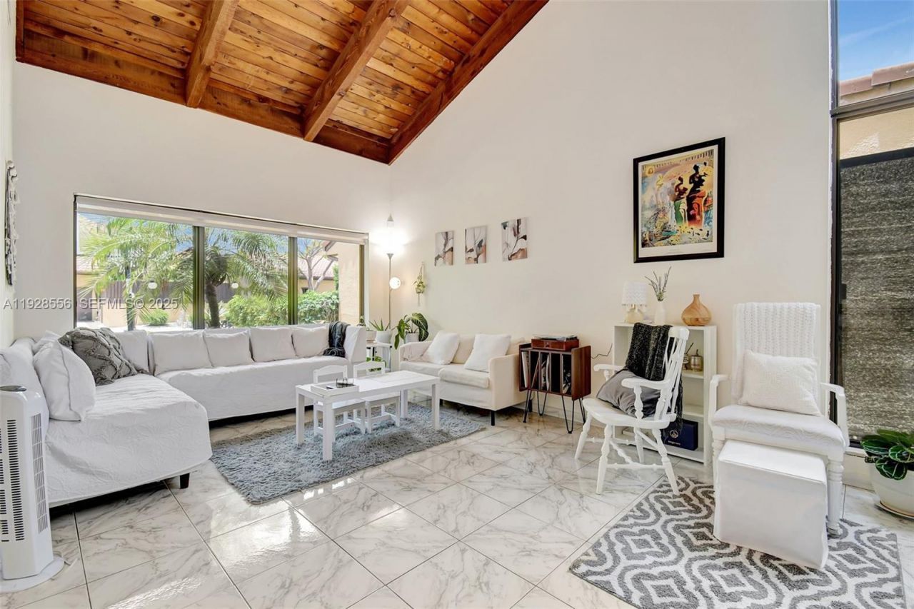 1057 NE 202nd Ln, Miami, FL 33179 Photo