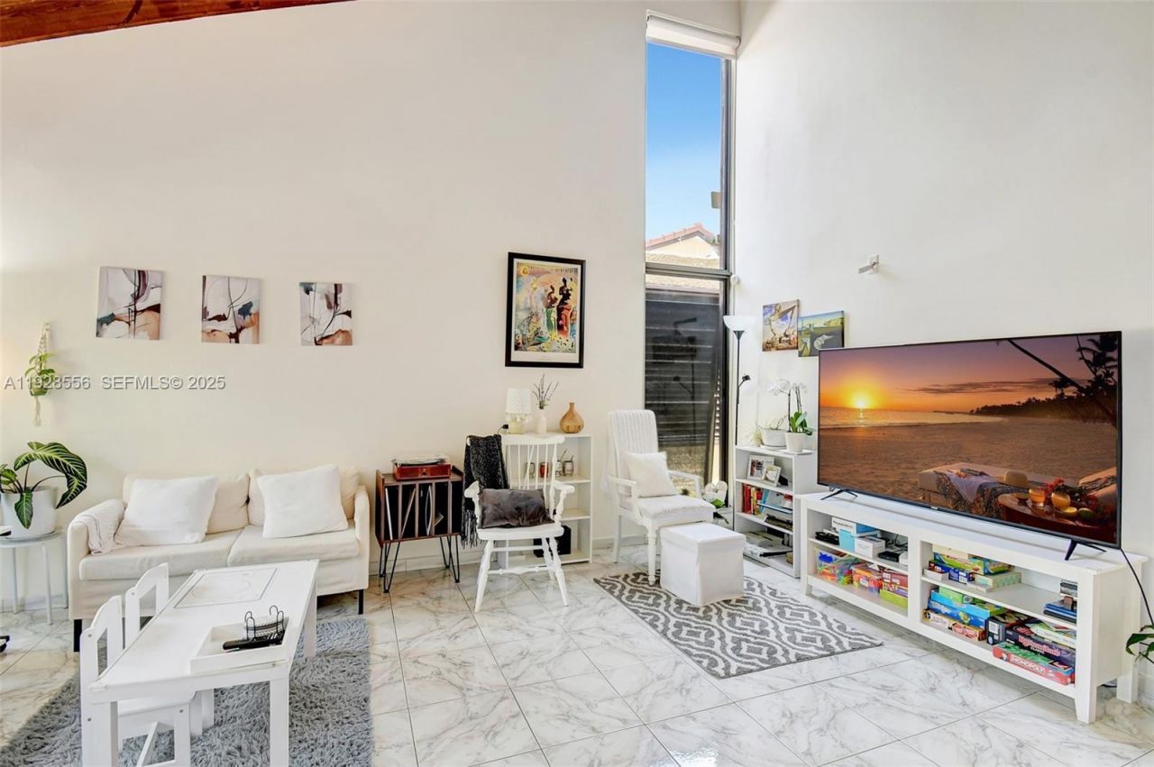 1057 NE 202nd Ln, Miami, FL 33179 Photo