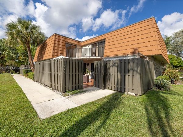 11006 N Harmony Lake Cir, Davie, FL 33324