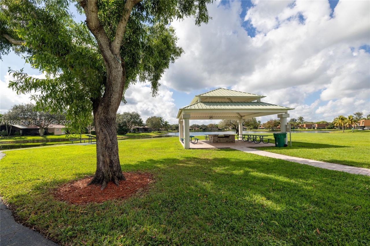 11006 N Harmony Lake Cir, Davie, FL 33324 Photo