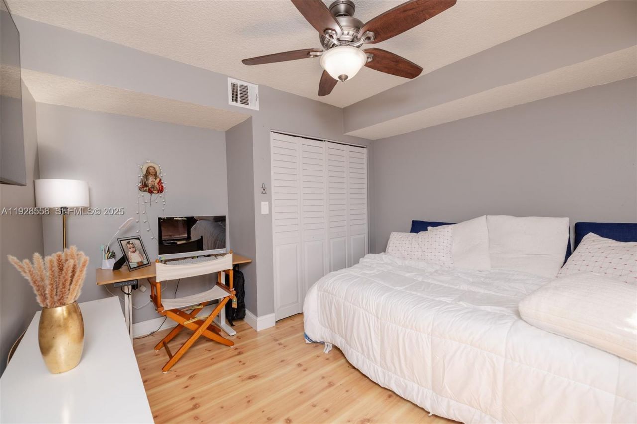 11006 N Harmony Lake Cir, Davie, FL 33324 Photo