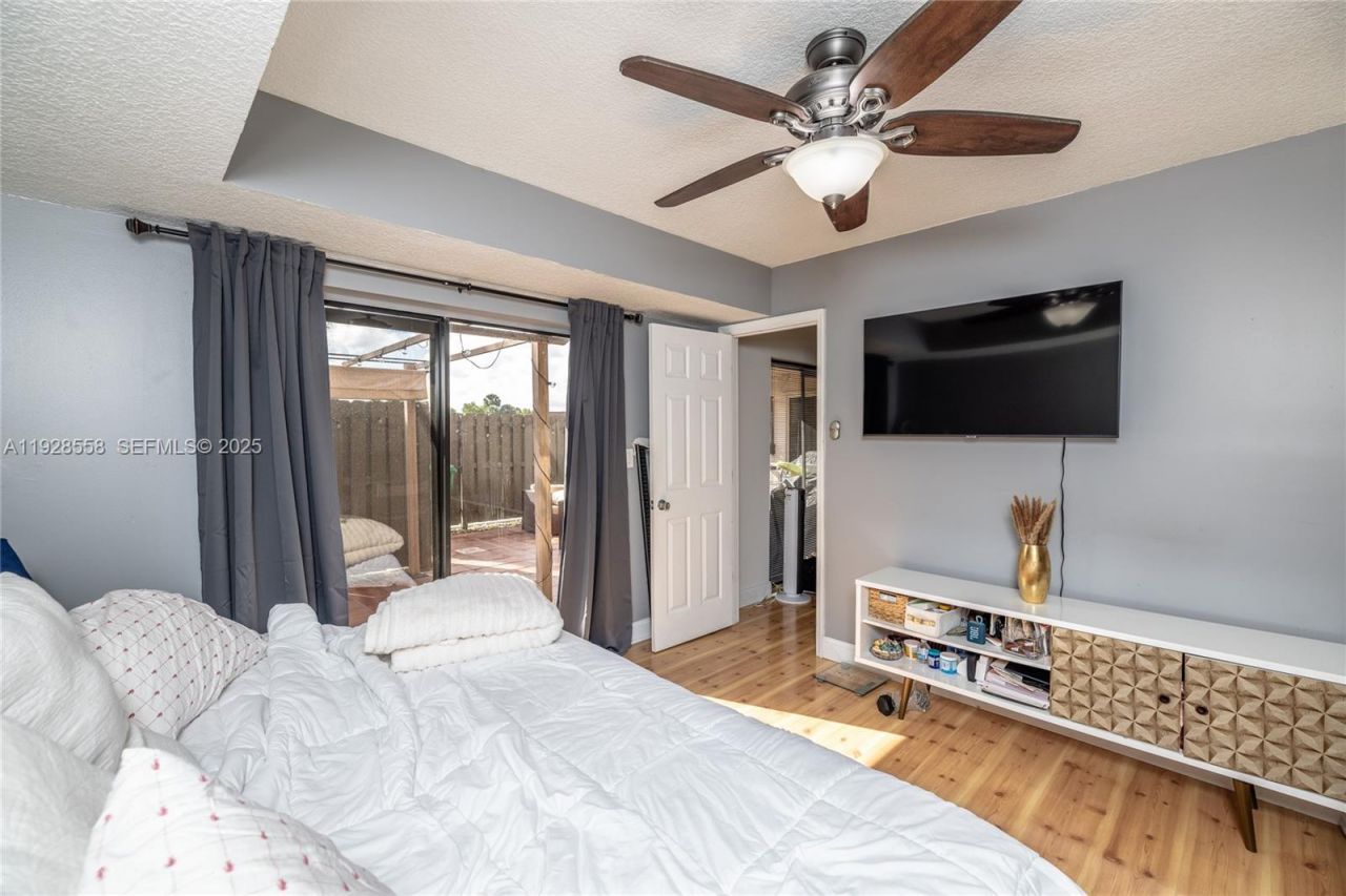 11006 N Harmony Lake Cir, Davie, FL 33324 Photo